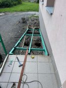 Kopání, usazování a betonování nájezdu pro vozíčkáře.