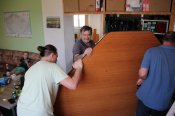 Došlo i na vystěhování starého stolu a následně nainstalování nových.