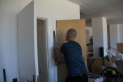 Bylo zapotřebí zvětšit otvor pro nové dveře. A tak náš nový člen Vítek na nic nečekal a chopil se práce.