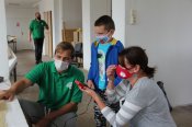Ještě než přišly vládní nařízení, umožnili jsme veřejnosti nakouknout pod pokličku naší práce. Kuba seznamuje první návštěvníky se základním ovládáním lokomotivy našeho prvního strojvedoucího.