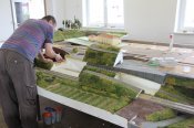Na kolejišti musíme upravit spoustu věcí a proto Milan odskočil od čištění kolejí a vrhl se do úpravy zídky a cesty, která vede ke skladišti.