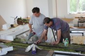 A v rámci možností pomáhá Milanovi napařovat koleje pro jejích opatrné sundání.