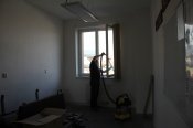 Olda se pustil do jarního úklidu a vzal to s gruntu. Dokonce vysál i venkovní parapet. Asi to má naučené z domu!