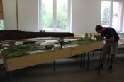 Kuba přivezl model Hradce n/M, který také tvoříme na zakázku.